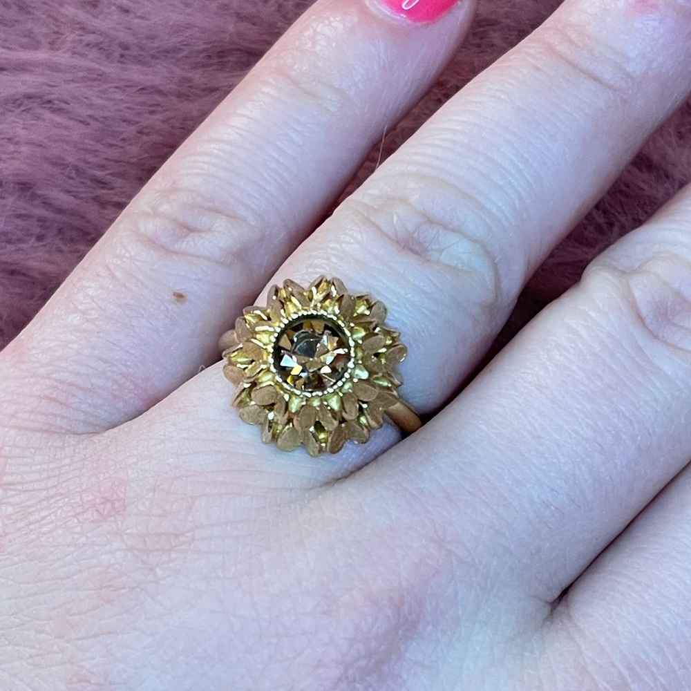 Vintage 1980’s or 90’s goldtone Avon ring, size 7.5